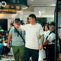 James Rodríguez durante un evento con algunos hinchas de León. FOTO @clubleonfc