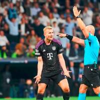 Matthijs de Ligt no podía entender la decisión del árbitro Szymon Marciniak, quien no le concedió el gol al Bayern. FOTO: Tomada de X @WeszloCom
