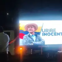 En Rionegro, Antioquia, apoyan a Álvaro Uribe tras su condena de 12 años de prisión domiciliaria. FOTO: Captura de video 