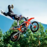 Video | Impresionante salto del medallista olímpico Luc Ackermann entre dos carros en movimiento 