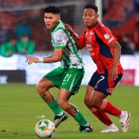 Jorman Campuzano y Léider Berrío durante el último clásico entre DIM y Nacional. FOTO MANUEL SALDARRIAGA