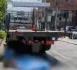 ¡Qué triste! Motociclista murió al chocar contra un planchón en Itagüí
