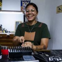 Stephanie García, joyera de San Carlos, dispone todas las herramientas para que sus alumnos fabriquen la joya que le regalarán luego a su ser amado. FOTO Julio Herrera
