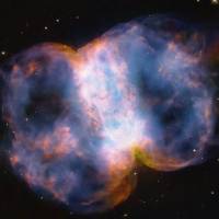 Esta nebulosa es conocida como Messier 76, M76 o NGC 650/651, y se trata de una capa en expansión de gases brillantes que fueron expulsados de una estrella gigante roja moribunda. FOTO NASA, ESA, STSCI