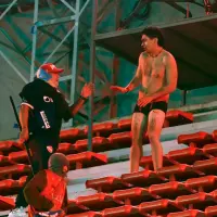 Varios hinchas salieron con heridas y sin ropa del estadio Libertadores de América en Avellaneda. Foto: AFP