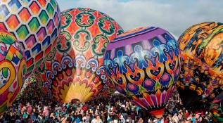 Miles de globos de colores llenaron el cielo de Indonesia durante las festividades del Eid al-Fitrfestival que marca el final del mes sagrado de ayuno para los musulmanes. Foto: GETTY