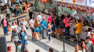El secretario de Movilidad de Medellín, Mateo González, informó que por las terminales de transportes la ciudad esperan que pasen más de 700.000 usuarios, a bordo de entre 52.000 y 55.000 buses. Foto: Esneyder Gutiérrez 