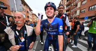 Romain Grégoire, ciclista francés de 21 años y que corre para el equipo Groupama-FDJ, se quedó con la quinta etapa de la Vuelta al País Vasco. FOTO: Tomada de X (antes Twitter) @GroupamaFDJ