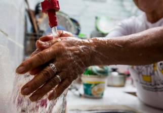 En Medellín no se ha tenido que recurrir a racionamientos de agua, pero las autoridades mantienen el llamado al ahorro. FOTO Julio César Herrera