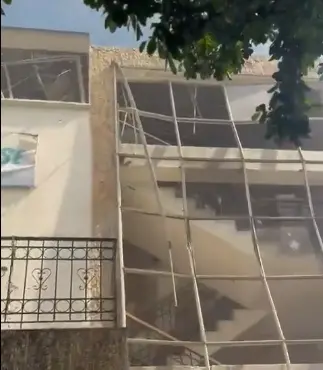Varias casas y edificios de la zona fueron afectados en sus estructuras. Imagen: captura de video.