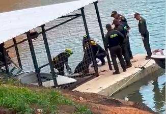 Los bomberos recuperaron de las profundidades de la represa el cuerpo sin vida de José Luis Asprilla Sibarra, quien murió ahogado. FOTO: CORTESÍA