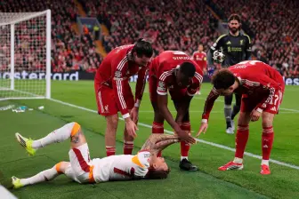 Este es el momento en el que el jugador Noa Lang, del Galatasaray, sufre la lesión en su dedo pulgar de la mano derecha y es ayudado por sus rivales del Liverpool mientras ingresa el cuerpo médico. FOTO GETTY 