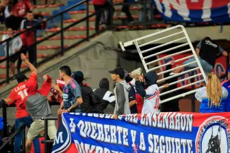 Los aficionados que comenzaron las provocaciones en el Atanasio Girardot fueron evacuados por el personal de seguridad y la Policía por el sector sur del escenario deportivo. FOTO CAMILO SUÁREZ 