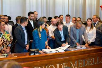 El alcalde radicó el plan de desarrollo en el Concejo de Medellín este martes. FOTO Cortesía