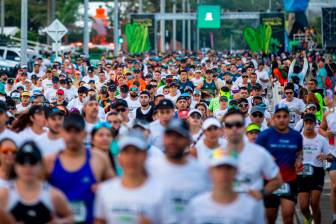 Miles de personas llegaron hasta el edificio de EPM para participar en la Maratón de Medellín. FOTO CARLOS VELÁSQUEZ