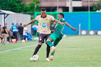 Águilas Doradas venció a Bucaramanga, con goles de los defensores Joaquín Varela y Javier Mena. FOTO: Cortesía 