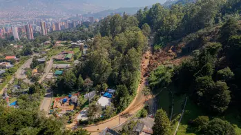 En el lugar afectado trabajan sin descanso con maquinaria amarilla, removiendo material y tratando de estabilizar para reabrir la vía. FOTOS Cortesía Alcaldía de Medellín