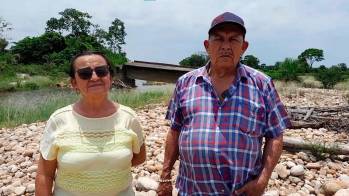 Ana Lirbada Niño tiene 66 años y su esposo José Noé Mendoza tiene 70. Durante los últimos años tuvieron que abandonar sus tierras y vivieron el desarraigo del desplazamiento forzado por causa ambiental. FOTO: Cortesía