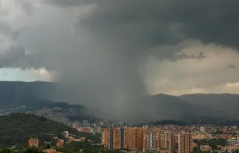 Las fuertes lluvias y la alta nubosidad, propias de esta época del año, estarían influyendo en la variación climática registrada por estos días en todo el Valle de Aburrá. FOTO: JUAN ANTONIO SÁNCHEZ Las fuertes lluvias y la alta nubosidad, propias de esta época del año, estarían influyendo en la variación climática registrada por estos días en todo el Valle de Aburrá. FOTO: JUAN ANTONIO SÁNCHEZ