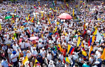 Con oraciones al inicio y al final de la jornada, miles de familias celebraron el día del Padre asistiendo a la marcha del silencio en Medellín. FOTOS: MANUEL SALDARRIAGA Y ESNEYDER GUTIÉRREZ