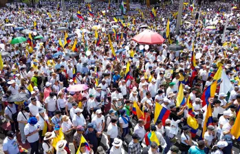 Medellín le cumplió a la marcha del silencio: familias enteras marcharon en apoyo a Miguel Uribe y en rechazo al gobierno. Foto: Manuel Saldarriaga Quintero.