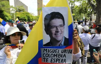 Familiares han informado sobre la recuperación del senador de 39 años. Foto: AFP