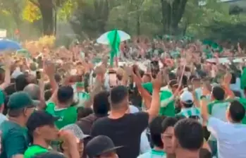 En la imagen se puede ver la fiesta de los hinchas antes de ingresar al Atanasio Girardot. FOTO LUZ MOLINA