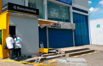 Este cajero, ubicado en el kilómetro 16, fue atacado con explosivos por parte de unos extranjeros, que no pudieron materializar el hecho delictivo. Les cogieron el dinero antes de escapar. FOTO: CORTESÍA