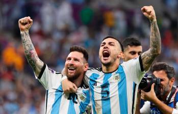 Lionel Messi y Leandro Paredes festejan el paso de Argentina. FOTO: JUAN ANTONIO SÁNCHEZ