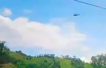 El helicóptero se disponía a recoger a unos policías que fueron atacados por integrantes de las disidencias cuando lo atacaron con el dron. FOTO: CORTESÍA GOBERNACIÓN DE ANTIOQUIA