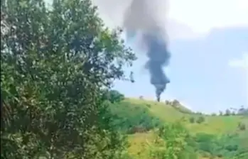 Esta fue la columna de humo de la aeronave luego del ataque del que fue víctima en la ruralidad del municipio de Amalfi, Nordeste antioqueño. FOTO: CORTESÍA
