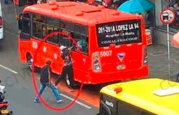 Este es el momento en el que se registró el hurto del teléfono celular al pasajero de un bus en el centro de Medellín. FOTO: CORTESÍA SECRETARÍA DE SEGURIDAD DE MEDELLÍN