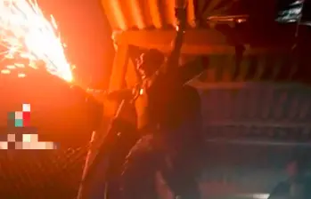 Este es uno de los momentos de la celebración, cuando uno de los insurgentes tiene en su mano unas luces de bengala. Estaba sobre el techo de una casa que usa como tarima. FOTO: CORTESÍA (TOMADA DE VIDEO)