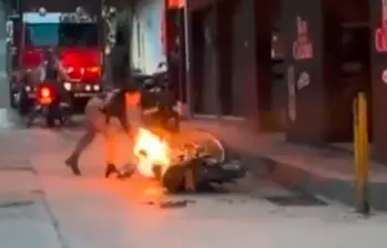 Este fue el momento en el que la mujer, después de varios ataques, le prendió fuego a la moto de su expareja en la zona urbana de San Roque, Antioquia. FOTO: CORTESÍA