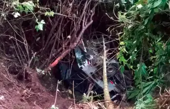 Así quedó el campero en el que se movilizaban las siete personas que resultaron lesionadas en Cañasgordas y terminaron en un barranco. FOTO: CORTESÍA