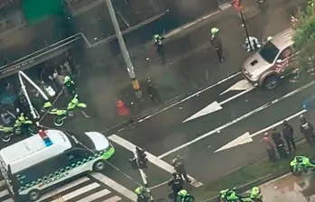 Los investigadores judiciales avanzan en la inspección del cuerpo sin vida del conductor de la camioneta. FOTO: CORTESÍA