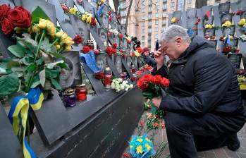 En el aniversario de la invasión de Rusia a Ucrania, familiares de las víctimas en Kiev rinden tributo a su memoria. Foto GETTY