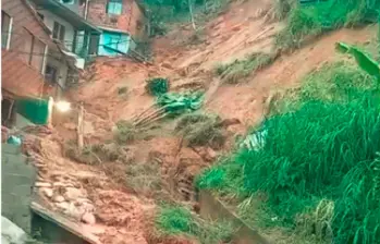 Este deslizamiento habría dejado a varias personas desaparecidas, algunas integrantes de una misma familia. FOTO: CORTESÍA