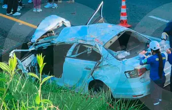 Así quedó el vehículo tras el aparatoso accidente que se registró en la vía Medellín-San Jerónimo, y que dejó dos personas fallecidas. FOTO: CORTESÍA TELEREGIÓN
