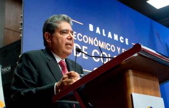 El contralor Carlos Hernán Rodríguez presentó el balance fiscal durante un foro económico. FOTO CONTRALORÍA GENERAL DE LA REPÚBLICA. 