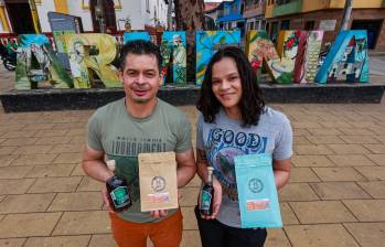 Fernando y Caterine en su local de Café Cabras preparan café de origen con métodos como V60 y Chemex. FOTO Manuel Saldarriaga