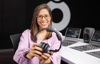 Alejandra Beltrán inició siendo practicante y escaló, durante 10 años, hasta convertirse en la voz oficial de Radiónica. FOTO @maalebeltran