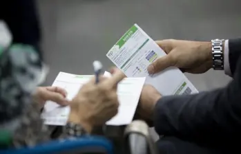 La tasa de seguridad que se cobra a los ciudadanos en las facturas de energía ha sido objeto de polémica en diferentes departamentos del país. Foto: EL COLOMBIANO