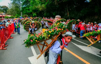 El desfile de Silleteritos no solo exalta la creatividad de los más pequeños, sino también fortalece el sentido de pertenencia hacia la cultura silletera, originaria del corregimiento de Santa Elena. Foto: Camilo Suárez Echeverry