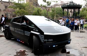 Las camionetas Cybertruck fueron presentadas a la comunidad en Jalisco, México. FOTO: AFP