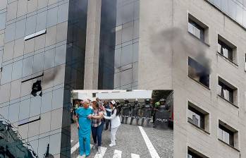 Las autoridades avanzan en las labores para controlar el incendio dentro del consultorio, mientras se investigan los móviles del crimen. FOTO: JAIME PÉREZ