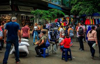 La Alcaldía señala que es prioritario recuperar el espacio público perdido por el aumento del comercio informal, el cual afecta la movilidad y el bienestar ciudadano. 