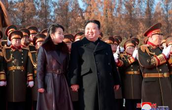 Kim Ju Ae podría ser la próxima líder del país que tiene varias armas nucleares en su poder. FOTO: AFP