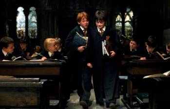El protagonista de la saga Harry y su mejor amigo Ron en la primera película que acaba de cumplir 20 años de su estreno. Foto: Cortesía Warner 