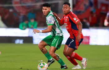 Jorman Campuzano y Léider Berrío durante el último clásico entre DIM y Nacional. FOTO MANUEL SALDARRIAGA